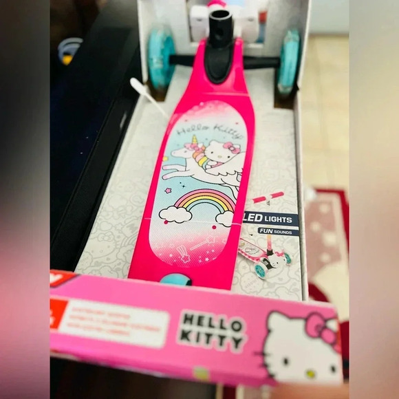 NEW HELLO KITTY  LIGH UP SCOOTER 3+
Fun sounds - Picture 1 of 7